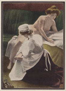Femme séchée par sa servante