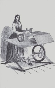 Femme utilisant une machine à coudre - European School