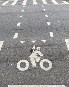 Signalisation de la voie cyclable dans la rue (art numérique) - Evan Sklar