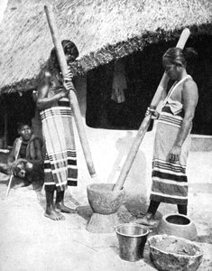 Femmes Newar pilant du grain, Népal, 1936