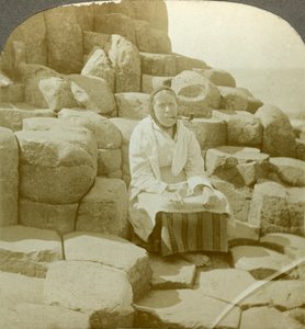 Dans le fauteuil des souhaits, Chaussée des Géants, Antrim, Irlande du Nord - Excelsior Stereoscopic Tours