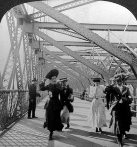 La promenade, Williamsburg Bridge, New York, USA, vers 1900 - Excelsior Stereoscopic Tours