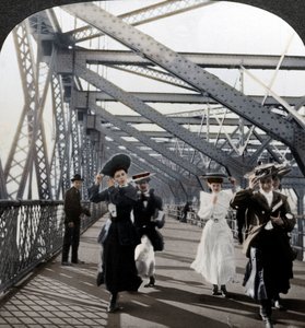 La promenade, Williamsburg Bridge, New York, USA, vers 1900 - Excelsior Stereoscopic Tours