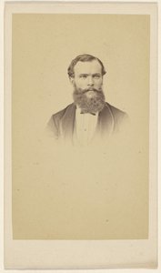 [Homme barbu non identifié dans un style vignette].