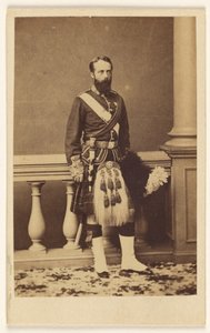 [Homme barbu non identifié en kilt, debout]
