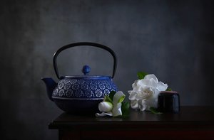 Théière bleue et gardénias
