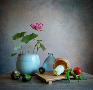 Nature morte au lotus rose