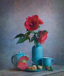 Nature morte aux fleurs rouges et à la turquoise