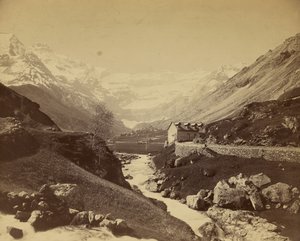 [Rivière coulant dans une vallée montagneuse]