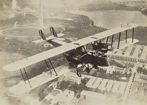 [Avion volant au-dessus de Washington D.C.] - Fedele Azari