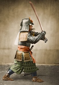 Guerrier samouraï portant une armure avec une épée levée, c.1860