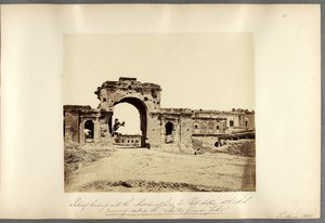 Porte menant à la Résidence, Lucknow - Felice Beato