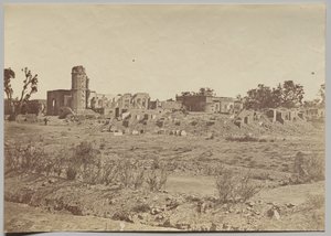 Le cimetière et la résidence au loin - Felice A. Beato