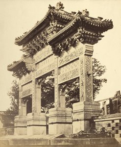 Arc dans le temple Lama près de Pékin - Felice Beato