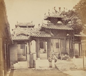 Entrée du temple des Cinq Génies, Canton, avril 1860 - Felice Beato
