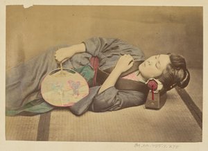 [Femme japonaise endormie tenant un éventail]