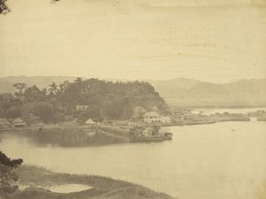 Maison de thé à Kanazawa, baie de Hirakata depuis Kyurantei - Felice Beato