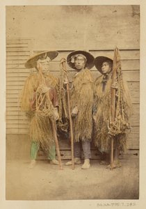 [Trois Japonais vêtus de robes de gazon et de chapeaux à larges bords].