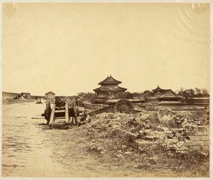 [Haut de la muraille de Pékin prise en possession le 14 octobre 1860 montrant les canons chinois dirigés contre nos batteries]. - Felice Beato