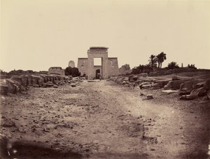 Allée des Sphinx et propylône ptolémaïque, Karnak, Thèbes - Félix Bonfils