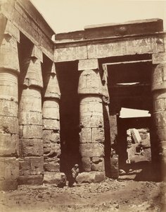 Intérieur de la première cour du temple de Ramsès III à Karnak [Thèbes] - Félix Bonfils