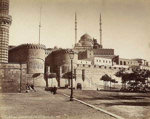 La porte Bab el-Azab de la Citadelle, avec la mosquée de Muhammad Ali en arrière-plan, au Caire, Égypte