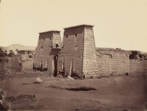 Vue générale du temple de Ramsès III, Karnak, Thèbes - Félix Bonfils