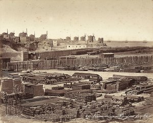 Cour pour matériaux de construction, moulins à vent en arrière-plan, à Alexandrie, Égypte - Félix Bonfils