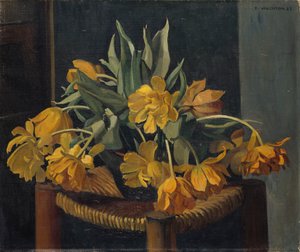 Tulipes jaunes doubles sur une chaise en osier