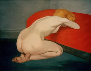 Femme nue agenouillée devant un canapé rouge