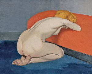 "Femme nue agenouillée devant un canapé rouge"
