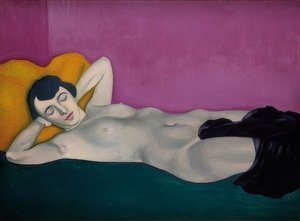 Femme allongée devant un fond violet