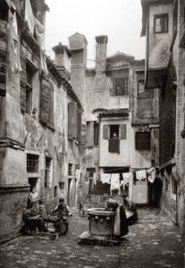 Une cour entourée de bâtiments à Venise, vers 1880