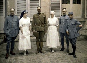 Médecins et infirmières militaires français devant l