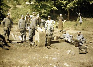 Groupe de soldats français faisant la lessive à un puits, Soissons, Aisne, 1917 - Fernand Cuville