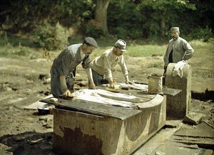 Trois soldats français faisant la lessive à un puits, Soissons, Aisne, France, 1917 - Fernand Cuville
