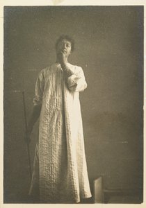 Femme en chemise, la main devant la bouche - Fernand Khnopff