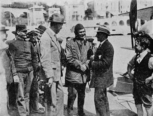 Le Trophée Schneider : Howard Pixton parlant à Jacques Schneider après sa victoire, 1914 1934 - Flight Photo