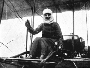 La deuxième femme pilote britannique : Mme de Beauvoir Stocks dans son biplan Farman, 1911 - Flight Photo