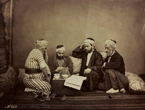 Un groupe de Syriens assis autour d