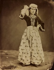 Album Damas et Baalbek : Jeune femme syrienne en vêtements traditionnels - Félix Bonfils