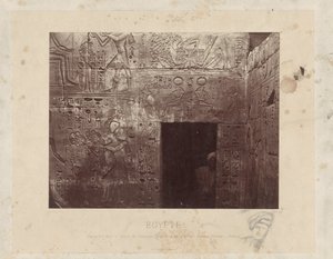Homme dans une porte du temple de Ramsès III en Égypte