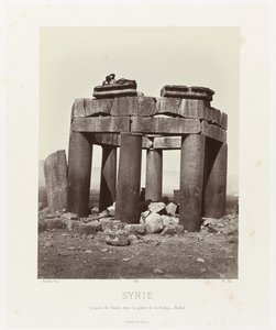 Homme sur la coupole de Douris, près de Baalbek (Architecture antique : Égypte, Grèce, Asie Mineure) - Félix Bonfils