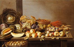 Bols de fruits et de noix sur une table en bois avec un panier de poires en dessous