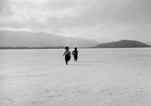 Enfants Ainu sur le lac gelé de Kutcharo