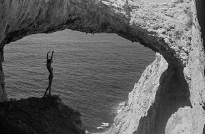 Baigneurs dans une grotte à Capo Zafferano
