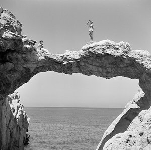 Arche rocheuse sur la mer à Aspra
