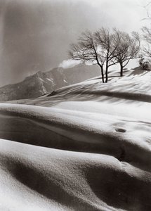 Neige sensuelle (en arrière-plan, le mont Ashibetsu, 2100 m)
