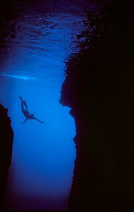 Nageur dans une grotte de Zakynthos, Grèce