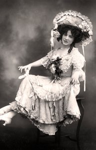 Fanny Dango 1878-1972, chanteuse et danseuse, début du 20e siècle - Foulsham and Banfield